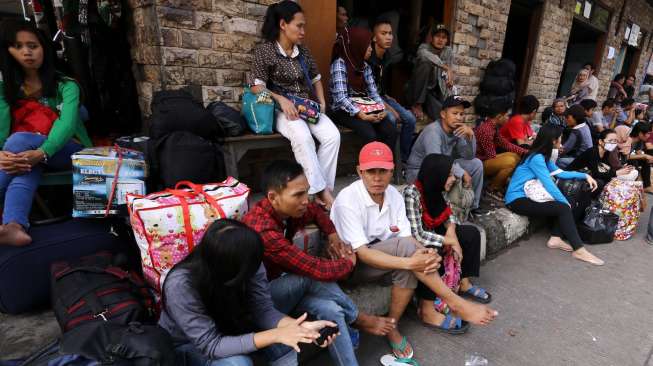 Para calon penumpang bus AKAP terlantar di terminal Grogol, Jakarta, Senin (21/7). [suara.com/Kurniawan Mas'ud] 