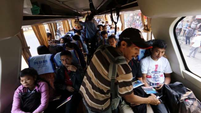 Para calon penumpang bus AKAP terlantar di terminal Grogol, Jakarta, Senin (21/7). [suara.com/Kurniawan Mas'ud] 