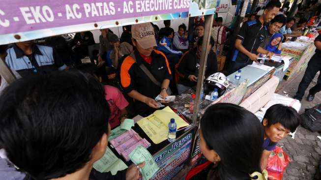 Para calon penumpang bus AKAP terlantar di terminal Grogol, Jakarta, Senin (21/7). [suara.com/Kurniawan Mas'ud] 