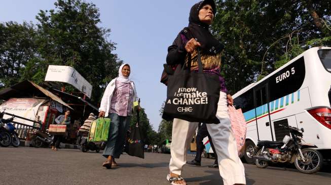 Para calon penumpang bus AKAP terlantar di terminal Grogol, Jakarta, Senin (21/7). [suara.com/Kurniawan Mas'ud] 