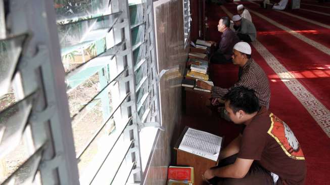 Masjid Jami' Al-Ma'mur Tanah Abang atau yang lebih dikenal dengan Masjid Al-Ma'mur terletak di Jalan K.H. Mas Mansyur Tanah Abang, Jakarta, Senin (21/7). [suara.com/Adrian Mahakam]