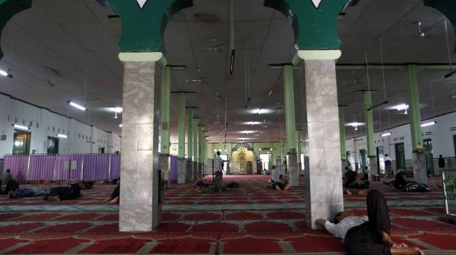 Masjid Jami' Al-Ma'mur Tanah Abang atau yang lebih dikenal dengan Masjid Al-Ma'mur terletak di Jalan K.H. Mas Mansyur Tanah Abang, Jakarta, Senin (21/7). [suara.com/Adrian Mahakam]