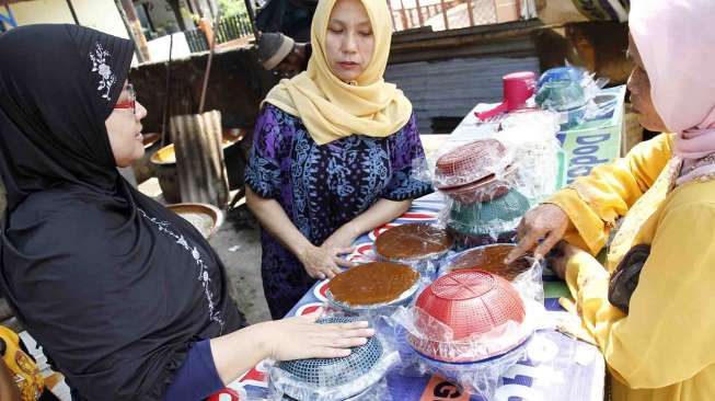 Salah satu tempat pembuatan makanan khas Betawi, Dodol Betawi milik Ibu Zakiyah di Jalan Damai, Pasar Minggu, Jakarta, Selasa (22/7). [suara.com/Adrian Mahakam]