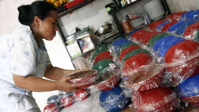 Salah satu tempat pembuatan makanan khas Betawi, Dodol Betawi milik Ibu Zakiyah di Jalan Damai, Pasar Minggu, Jakarta, Selasa (22/7). [suara.com/Adrian Mahakam]