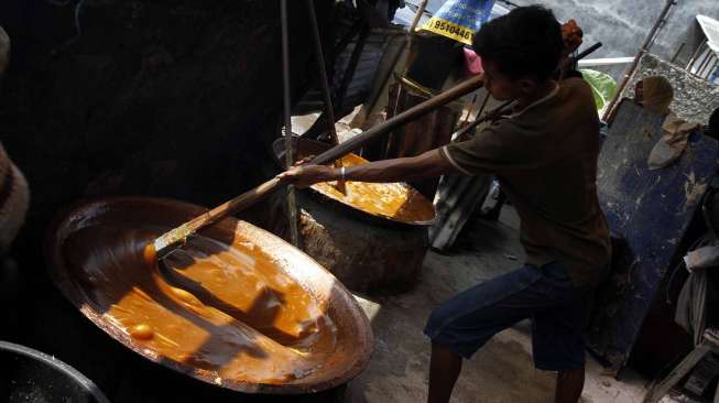 Salah satu tempat pembuatan makanan khas Betawi, Dodol Betawi milik Ibu Zakiyah di Jalan Damai, Pasar Minggu, Jakarta, Selasa (22/7). [suara.com/Adrian Mahakam]