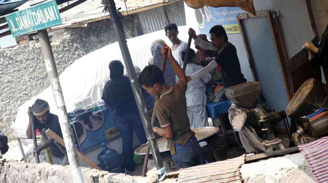 Salah satu tempat pembuatan makanan khas Betawi, Dodol Betawi milik Ibu Zakiyah di Jalan Damai, Pasar Minggu, Jakarta, Selasa (22/7). [suara.com/Adrian Mahakam]