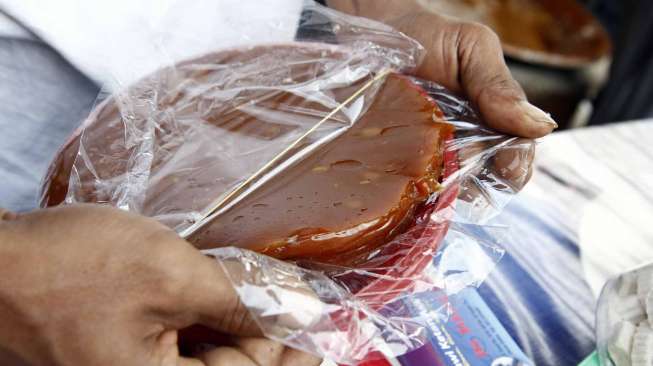 Salah satu tempat pembuatan makanan khas Betawi, Dodol Betawi milik Ibu Zakiyah di Jalan Damai, Pasar Minggu, Jakarta, Selasa (22/7). [suara.com/Adrian Mahakam]