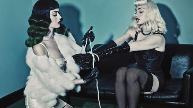 Madonna dan Katy Perry Berpose "Nakal" di Majalah V