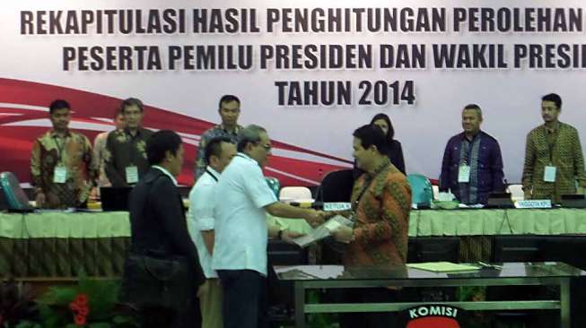 Saksi dari pasangan calon presiden dan calon wakil presiden Prabowo Subianto-Hatta Rajasa memutuskan untuk meninggalkan ruangan proses rekapitulasi pemilu presiden di Gedung KPU, Selasa (22/7). [suara.com/Bowo Raharjo]