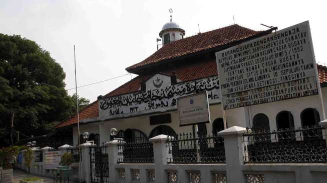 Masjid Jami' Cikini Al-Ma'mur atau yang lebih dikenal dengan Masjid Cikini terletak di Jalan Raden Saleh Jakarta, Selasa (22/7). [suara.com/Adrian Mahakam]