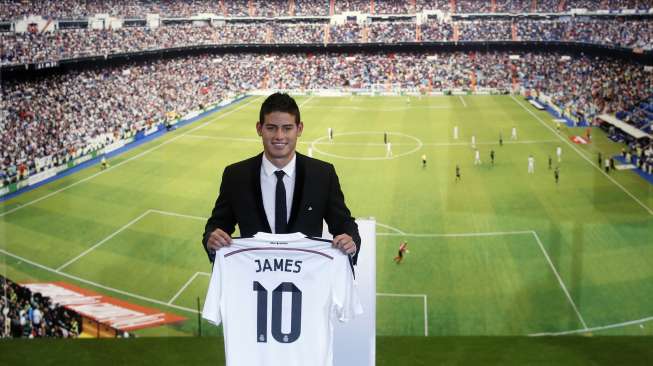 James Rodriguez dengan jersey Real Madrid resmi diperkenalkan kepada publik di Santiago Bernabeu. (REUTERS/Juan Medina) 