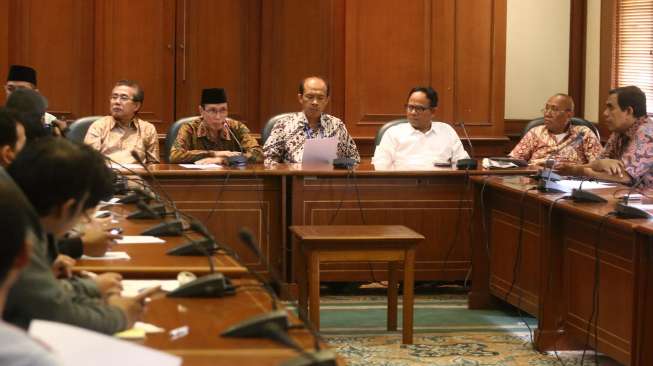 Sejumlah tokoh lintas agama, artis dari Forum Masyarakat Sipil Indonesia memberikan pernyataan sikap terhadap hasil pilpres dan proses demokrasi di markas PB NU, Jakarta (23/07). [suara.com/Kurniawan Mas'ud]