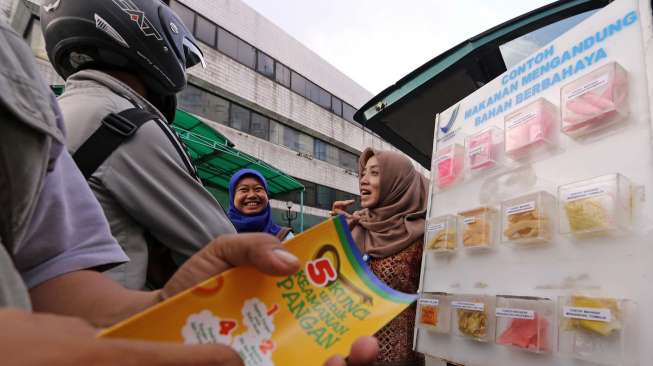 BPOM melakukan sidak pedagang parcel di pasar Cikini Jakarta, Rabu (23/7). [suara.com/Kurniawan Mas'ud]