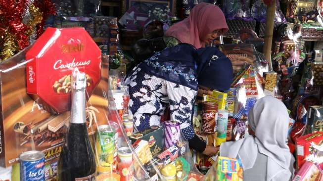 BPOM melakukan sidak pedagang parcel di pasar Cikini Jakarta, Rabu (23/7). [suara.com/Kurniawan Mas'ud]