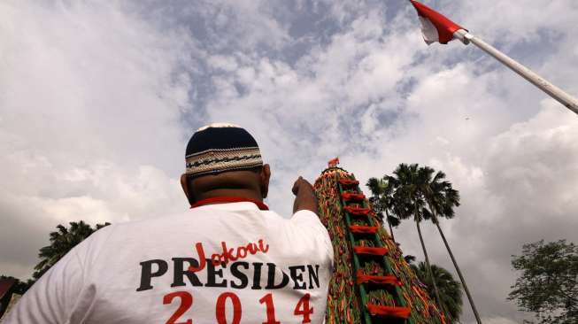 Ribuan massa relawan presiden terpilih Joko Widodo merayakan kemenangan dan Syukuran Tumpeng setinggi 7 meter di monumen tugu Proklamasi Jakarta Pusat, Selasa (23/07). [suaracom/Kurniawan Mas'ud]