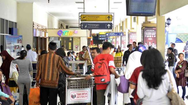 Suasana H-4 menjelang lebaran di Bandar Udara Adisutjipto, Jogjakarta, Kamis (24/7). [suara.com/Adrian Mahakam]