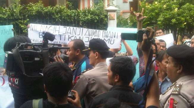 Rumah Ahmad Dhani Didemo, Terkait Potong Kemaluan
