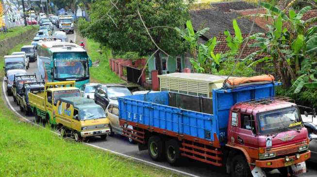 Jalur Ciawi Menuju Kota Tasikmalaya Macet Total