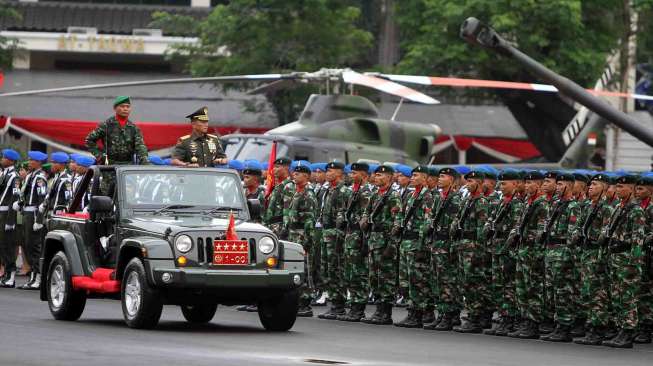 Serah terima jabatan Kepala Staf Angkatan Darat di Lapangan Upacara Mabes AD Jalan Veteran Jakarta, Jumat (25/7). [suara.com/Adrian Mahakam]