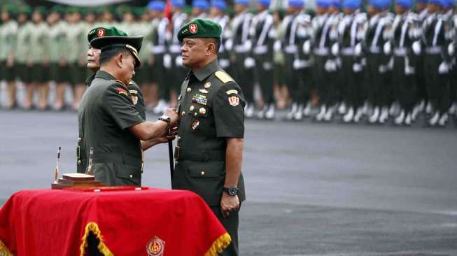 Serah terima jabatan Kepala Staf Angkatan Darat di Lapangan Upacara Mabes AD Jalan Veteran Jakarta, Jumat (25/7). [suara.com/Adrian Mahakam]