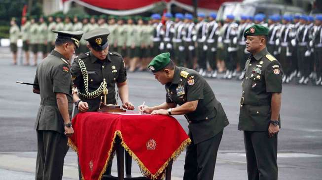 Serah terima jabatan Kepala Staf Angkatan Darat di Lapangan Upacara Mabes AD Jalan Veteran Jakarta, Jumat (25/7). [suara.com/Adrian Mahakam]