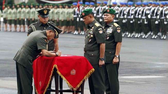 Serah terima jabatan Kepala Staf Angkatan Darat di Lapangan Upacara Mabes AD Jalan Veteran Jakarta, Jumat (25/7). [suara.com/Adrian Mahakam]