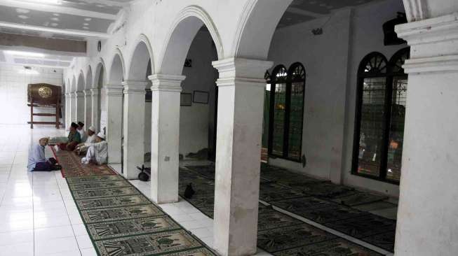 Masjid Al-Barkah yang dahulu berupa mushala kecil terletak di persimpangan antara Jalan Kemang Utara dan Jalan Kemang Timur, Jakarta, Jumat (25/7). [suara.com/Adrian Mahakam]