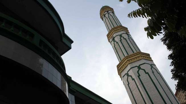 Masjid Al-Barkah yang dahulu berupa mushala kecil terletak di persimpangan antara Jalan Kemang Utara dan Jalan Kemang Timur, Jakarta, Jumat (25/7). [suara.com/Adrian Mahakam]