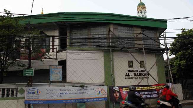 Masjid Al-Barkah yang dahulu berupa mushala kecil terletak di persimpangan antara Jalan Kemang Utara dan Jalan Kemang Timur, Jakarta, Jumat (25/7). [suara.com/Adrian Mahakam]