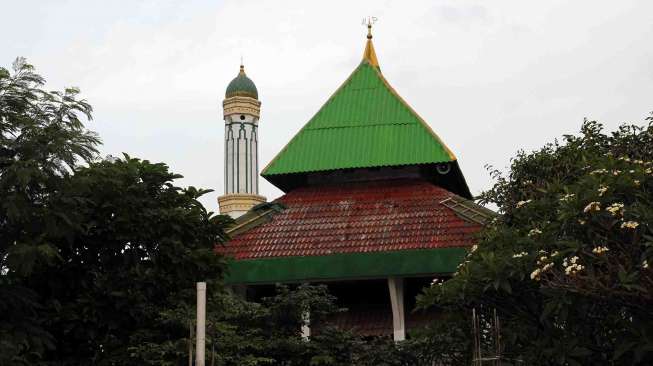 Masjid Al-Barkah yang dahulu berupa mushala kecil terletak di persimpangan antara Jalan Kemang Utara dan Jalan Kemang Timur, Jakarta, Jumat (25/7). [suara.com/Adrian Mahakam]