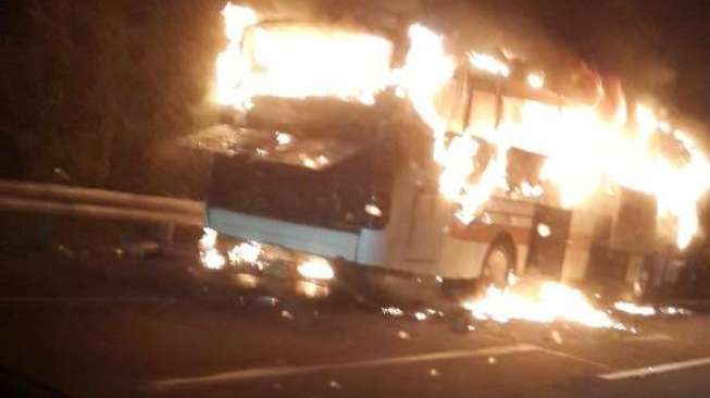 Seorang Sopir Marah Mengamuk Bakar Bus yang Penuh Anak-anak