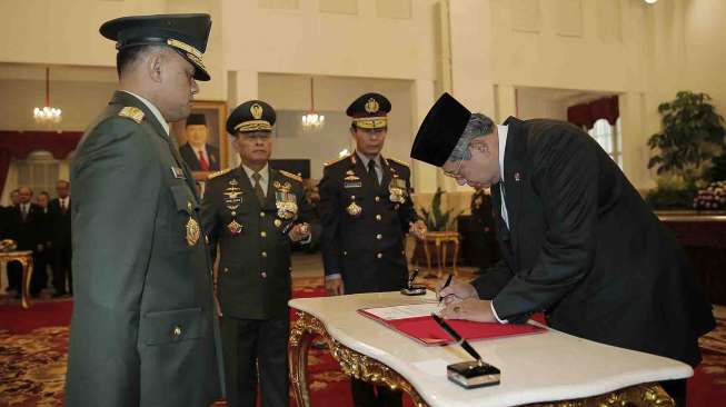 Presiden SBY melantik KASAD Gatot Nurmantyo di Istana Negara Jakarta, Jumat (25/7). [Rumgapres/Abror]