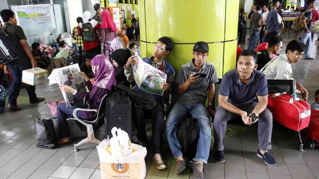 Pemudik Padati Stasiun Gambir