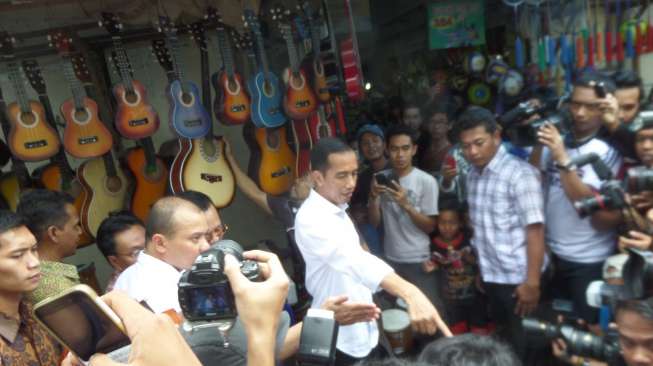 Kunjungi Pasar di Solo, Jokowi Main Gitar