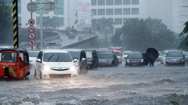 Jangan Panik Injak Rem saat Melintasi Banjir