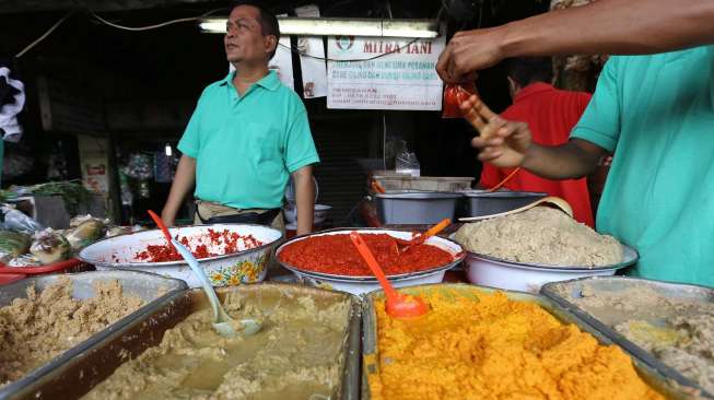 Pedagang bumbu dan sembako  di Pasar Keramat Jati, Jakarta, Minggu (27/7). [suara.com/Kurniawan Mas'ud]