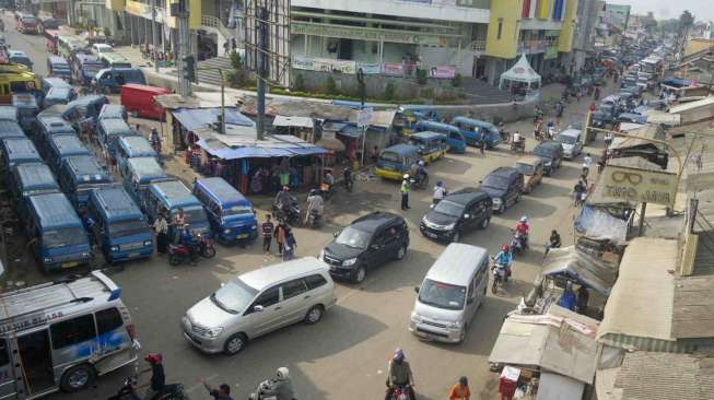 Jalur Pantura Karawang-Subang Padat Merayap