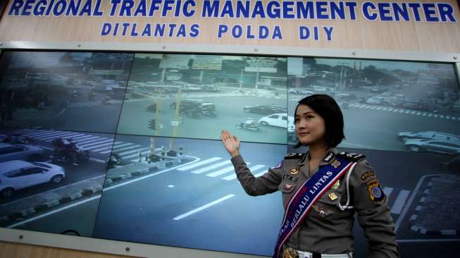 Geger, Perempuan Pakai Mobil Coba Terobos Masuk Polda Yogyakarta