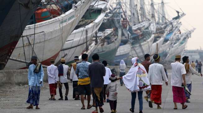 Umat muslim melaksanakan sholat Idul Fitri 1435 H di Pelabuhan Sunda Kelapa Jakarta, Senin (28/7). [suara.com/Kurniawan Mas'ud]