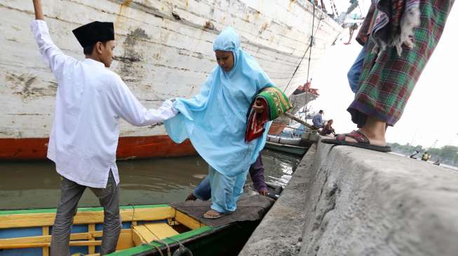 Umat muslim melaksanakan sholat Idul Fitri 1435 H di Pelabuhan Sunda Kelapa Jakarta, Senin (28/7). [suara.com/Kurniawan Mas'ud]