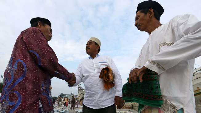 Umat muslim melaksanakan sholat Idul Fitri 1435 H di Pelabuhan Sunda Kelapa Jakarta, Senin (28/7). [suara.com/Kurniawan Mas'ud]