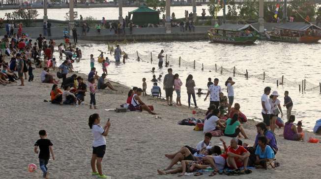 Liburan Usai, Ratusan Ton Sampah Penuhi Wisata Laut Sukabumi