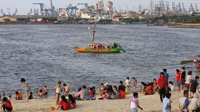 Pengunjung memadati tempat wisata pantai Ancol Jakarta, Senin (28/7). [suara.com/Kurniawan Mas'ud]