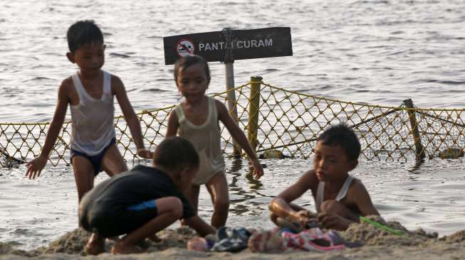 Pengunjung memadati tempat wisata pantai Ancol Jakarta, Senin (28/7). [suara.com/Kurniawan Mas'ud]