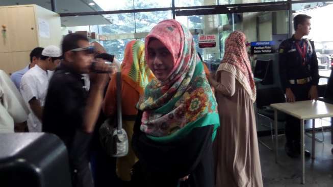 Istri dari Luthfi Hasan Ishak , Darin Mumtazah menjenguk suaminya di KPK, Senin (28/7). [suara.com/Bowo Raharjo]