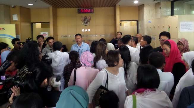 Suasana gedung KPK yang dipadati kerabat yang ingin menjenguk, Senin (28/7). [suara.com/Bowo Raharjo]