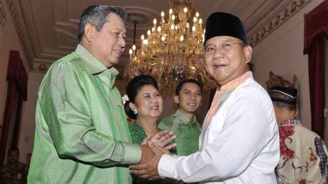 Presiden Susilo Bambang Yudhoyono (kiri) menyalami Prabowo Subianto (kanan) pada acara open house Idul Fitri  1435 H di Istana Negara, Jakarta, Senin (28/7).  [Antara/Andika Wahyu]