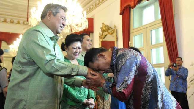 Presiden Susilo Bambang Yudhoyono (kiri) menyalami Panglima TNI Jenderal TNI Moeldoko (kanan) pada acara open house Idul Fitri  1435 H di Istana Negara, Jakarta, Senin (28/7).  [Antara/Andika Wahyu]