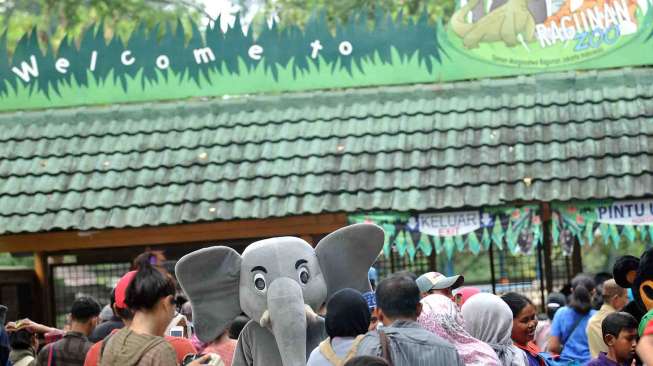 Libur Waisak, Puluhan Ribu Warga Padati Ragunan