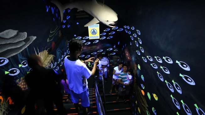Pengunjung memadati tempat wisata biota laut Seaworld Ancol Jakarta, Senin (28/07). Usai menjalankan ibadah di bulan suci Ramadhan, warga Jakarta menjadikan seaworld ancol sebagai tempat berlebaran bersama keluarga. (Suara.com/Kurniawan Mas'ud)